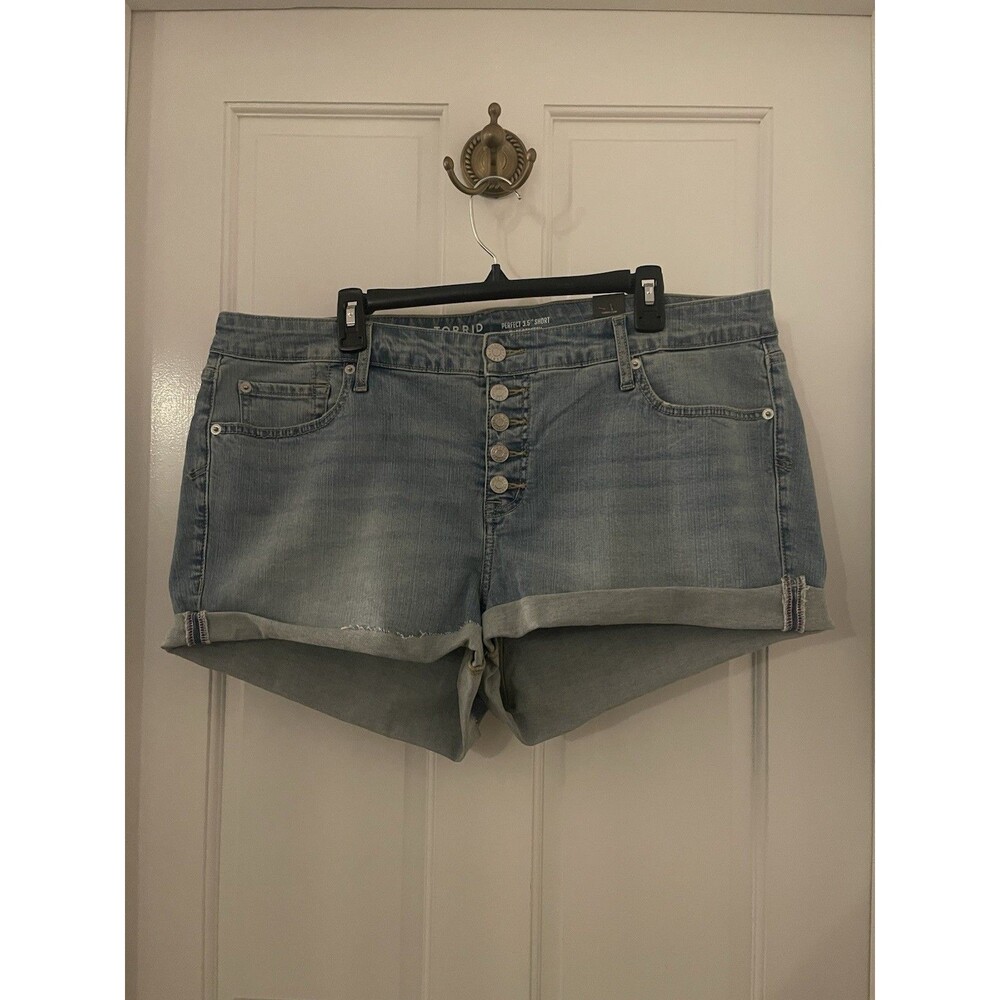 Torrid Perfect 3.5 Short Vintage Stretch Blue Button MidRise Jean Shorts Size 18